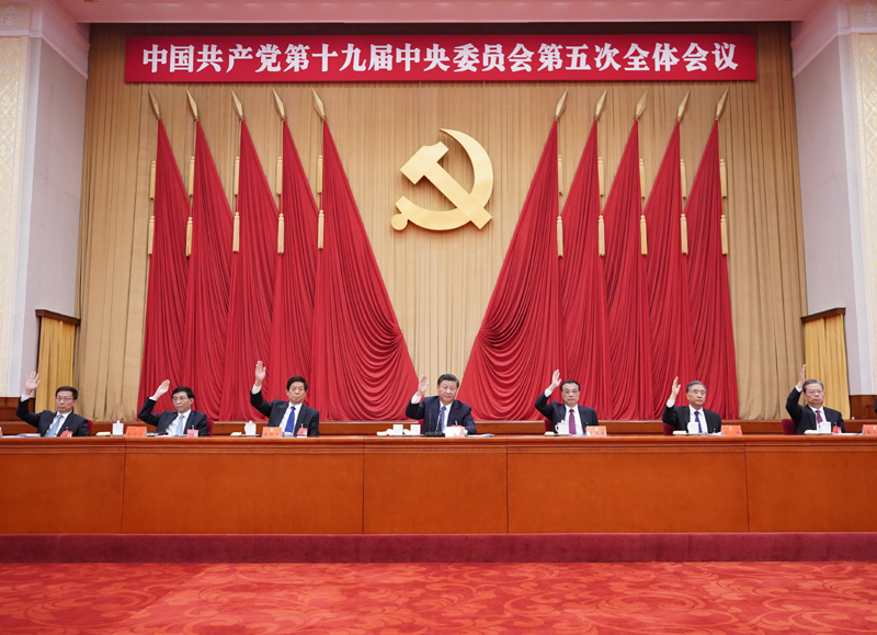 中國共產(chǎn)黨第十九屆中央委員會第五次全體會議，于2020年10月26日至29日在北京舉行。這是習近平、李克強、栗戰(zhàn)書、汪洋、王滬寧、趙樂際、韓正等在主席臺上。新華社記者 王曄 攝