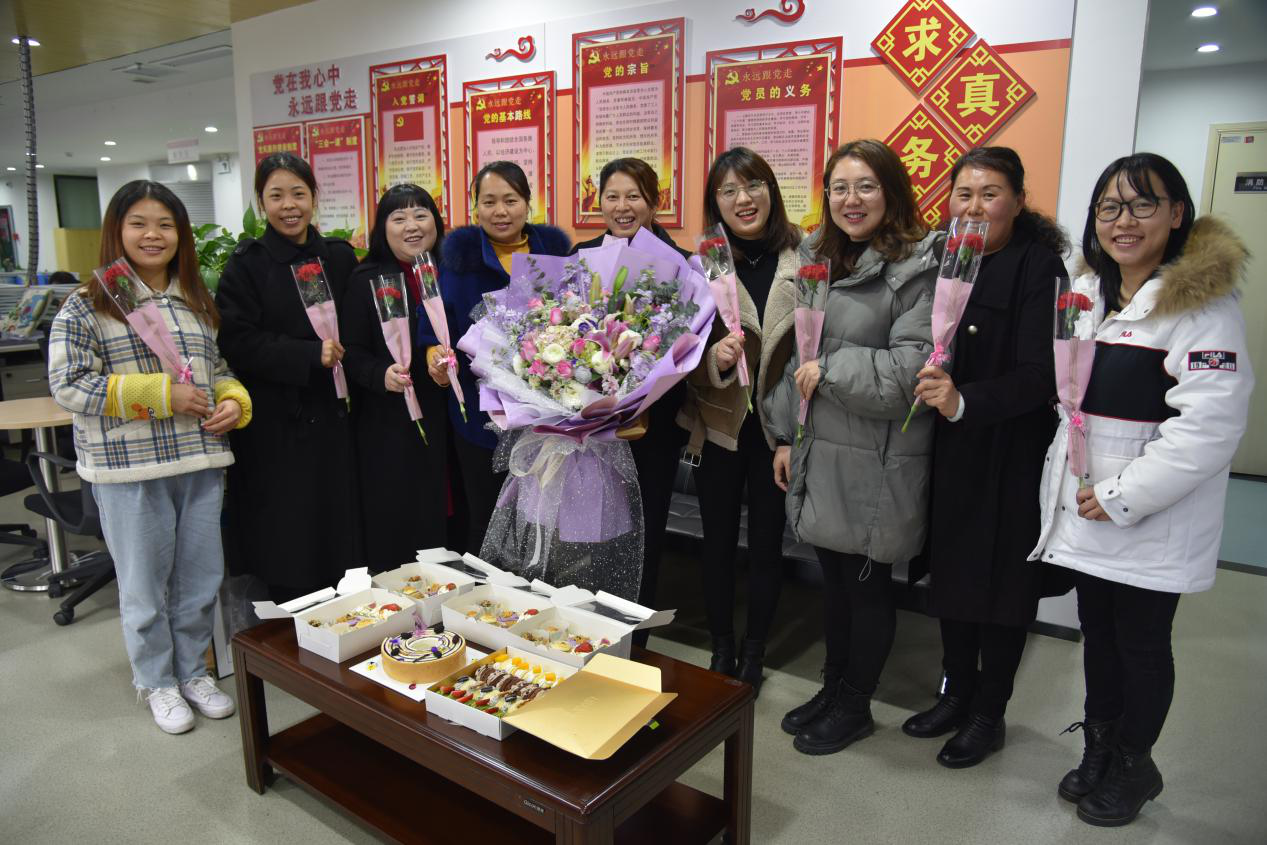 婦女節(jié)當(dāng)天，鼎捷資產(chǎn)集團(tuán)為女職工們貼心準(zhǔn)備了下午茶，精致的糕點(diǎn)獲得了女職工們的一致好評(píng)，體現(xiàn)了企業(yè)濃厚的人文氛圍。（鼎捷資產(chǎn)集團(tuán) 雷穎）.png